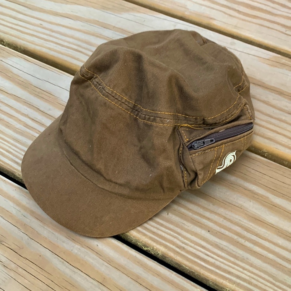 Cute small brimmed hat with pocket